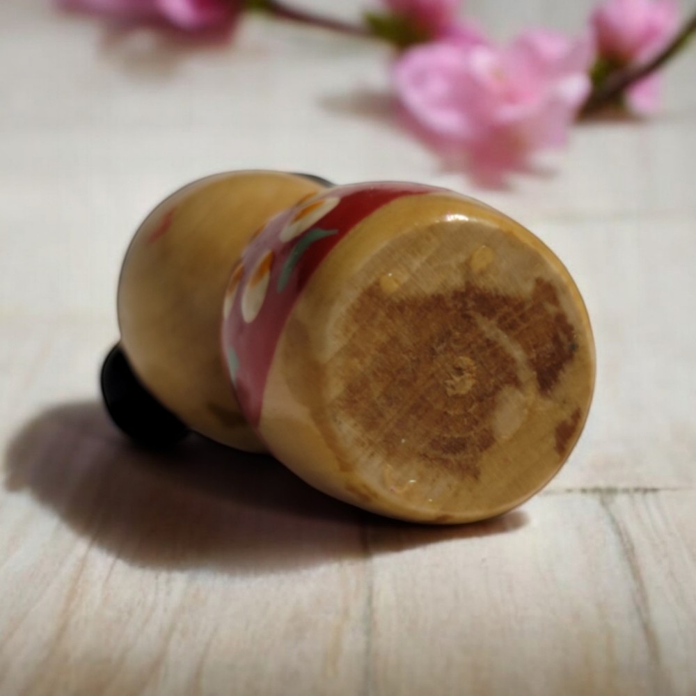 Usaburo Japanese Kokeshi Wooden Doll - Picture 5 of 5